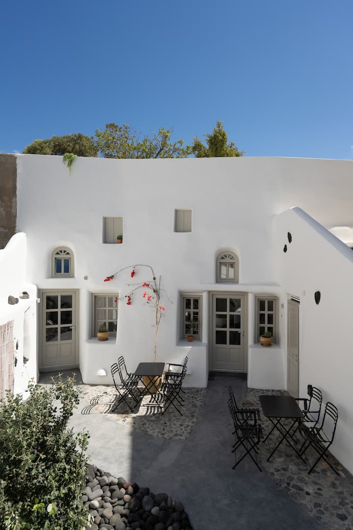 Nisó Jacuzzi Cave Suites - Santorini