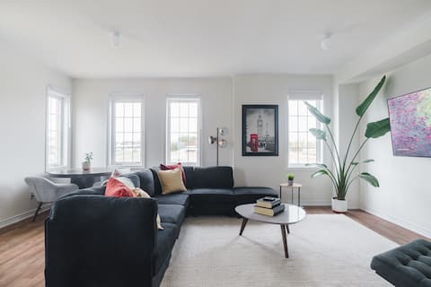 Bowmanville Home w/ Balcony & Office - Sleeps 8