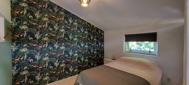 تحتوي غرفة النوم هذه على سرير مزدوج بمساحة 1,40 × 2.00 متر مع أدراج منزلقة. عند وصولك، يكون السرير مغطى. نستخدم أغطية السرير المصنوعة من الساتان القطني ولحاف رباعي المواسم. يوجد بطانية إضافية في الدرج حسب الموسم. 