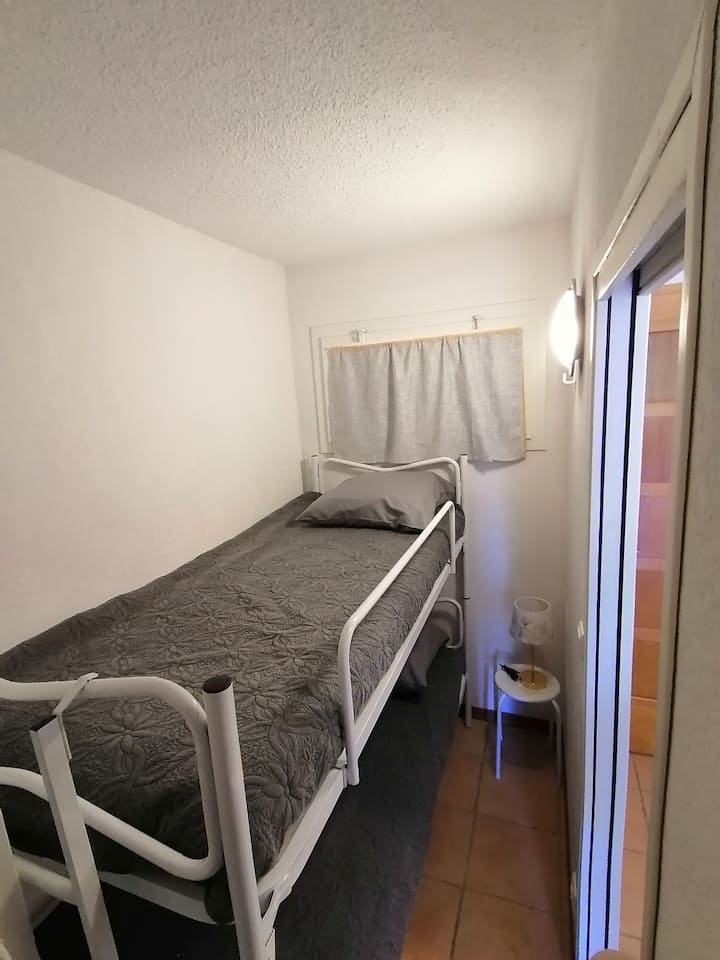 תא חדר שינה עם חלון כיסוי מיטה של 90 קומותיים - דלת הזזה כדי להיות לבד