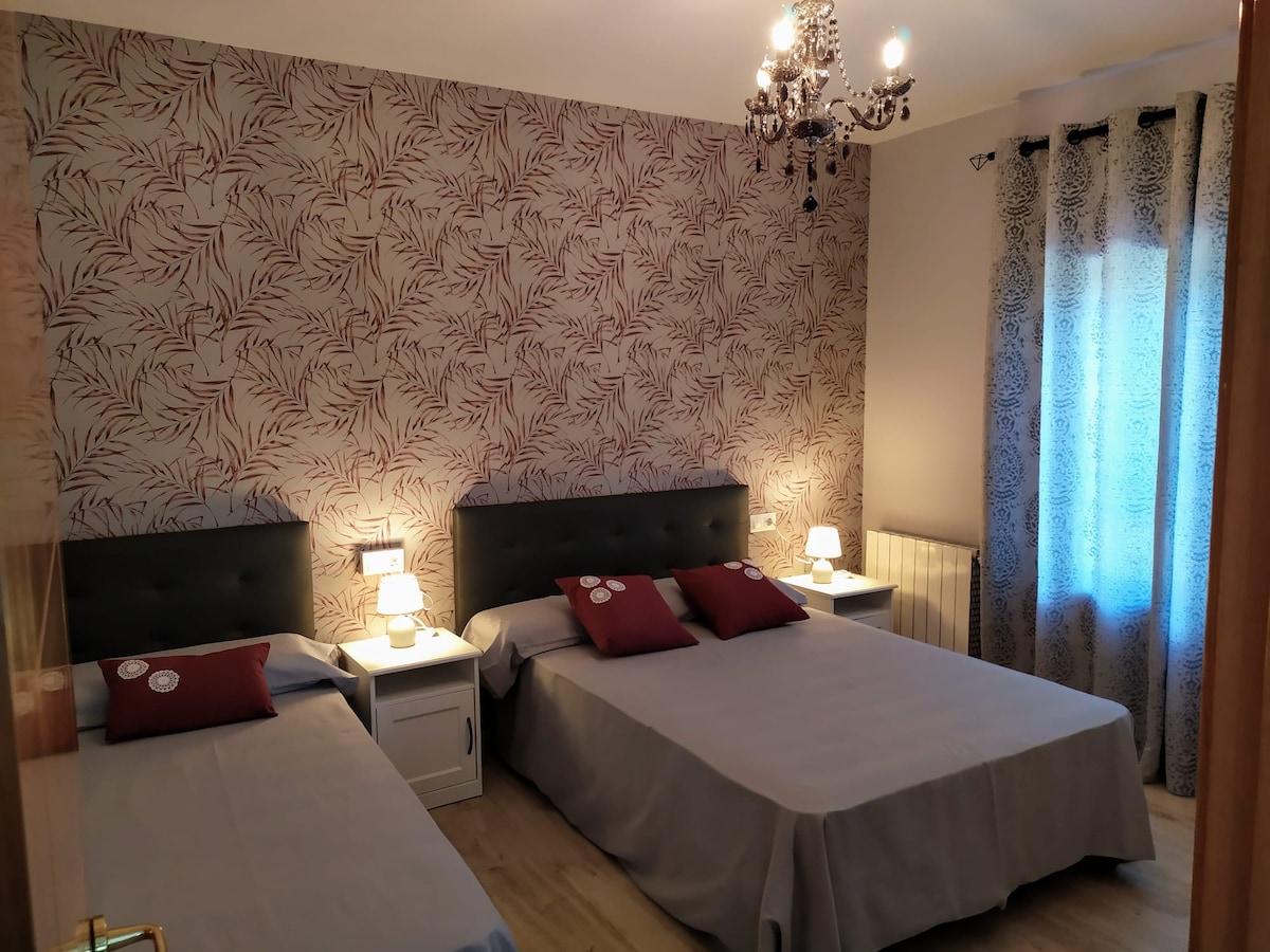 غرفة نوم رئيسية بسرير 135 سم وسرير آخر 90 سم