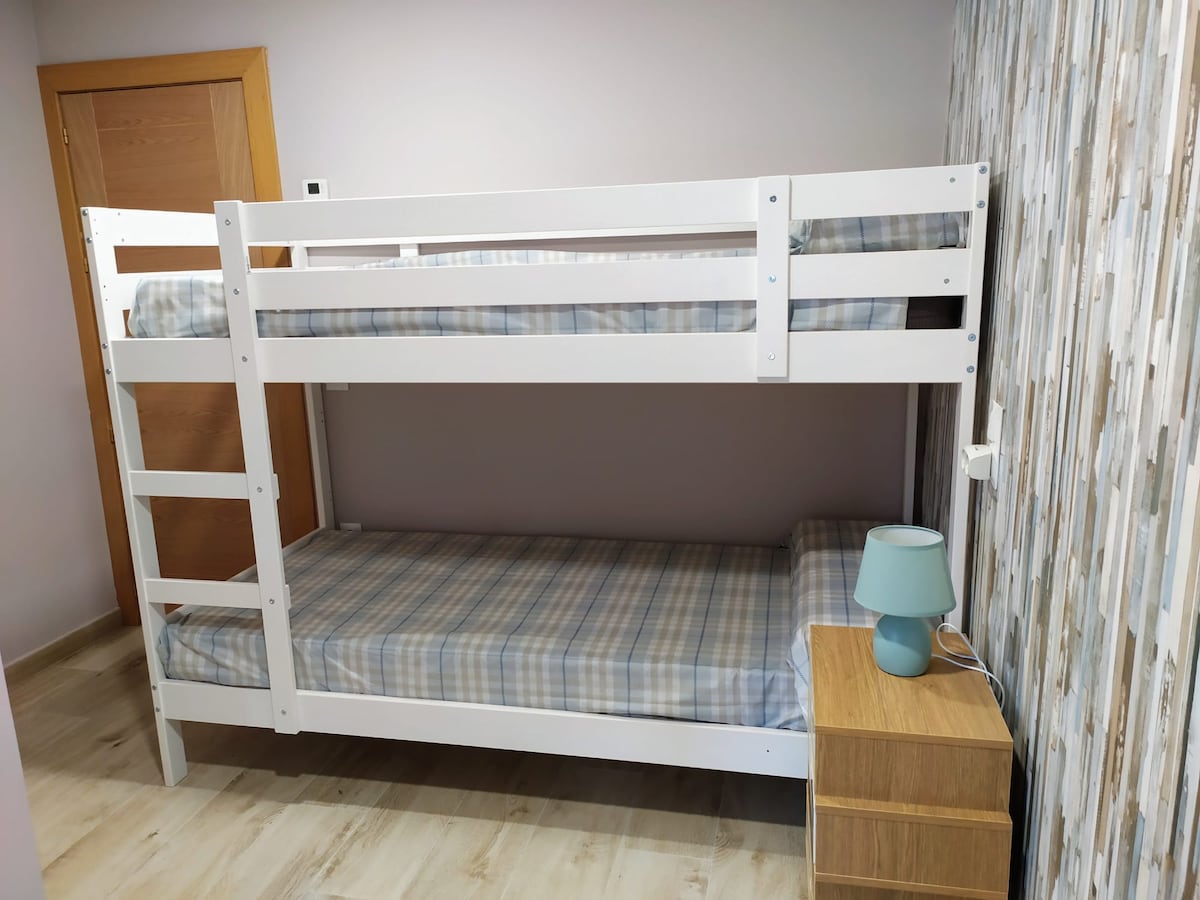 غرفة خشبية: 90 سم سرير بطابقين وسرير آخر 80 سم