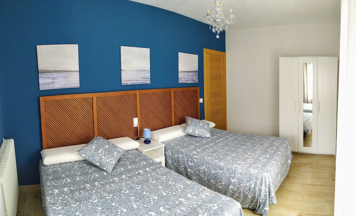 الغرفة الزرقاء: سريران 135 سم