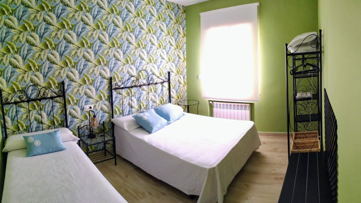 الغرفة الخضراء: 135 سم سرير و 90 سم أخرى