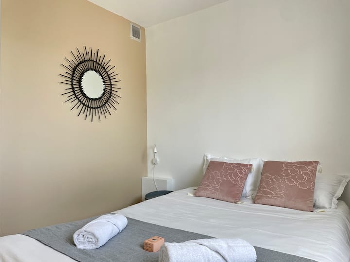 Dhoma e gjumit #1 

Krevat 140*200
Zyrë 