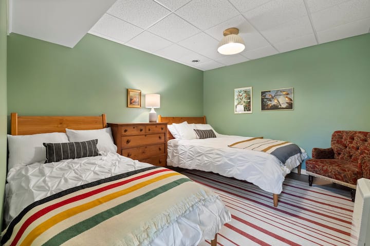 Ქვედა დონე -  1 საწოლი 15 × 203 სმ და 1 ორადგილიანი საწოლი