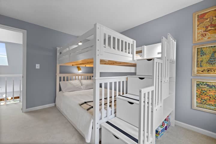 Მეორე სართული - ორადგილიანი ორსართულიანი საწოლები ორმაგი ზომის გამოსაწევი თრეილებით