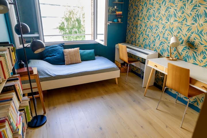 La habitación azul, con una cama individual, un escritorio, grandes armarios
NB: el piano no es accesible para los viajeros