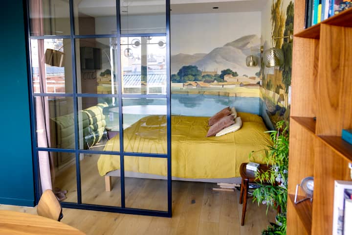 Habitación con cama king size abierta al salón