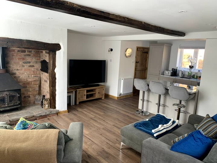 The Cozy Cottage Houses for Rent in West Midlands, England, United