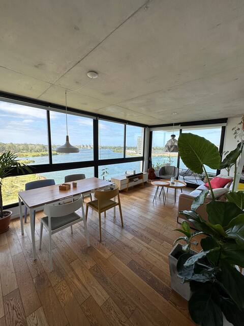 Luxurious and bright lakefront apartment