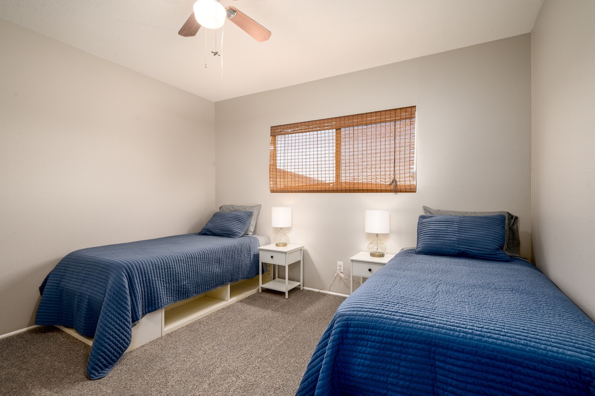 ห้องนอนกว้างขวางพร้อมเตียงคู่ 2 หลัง