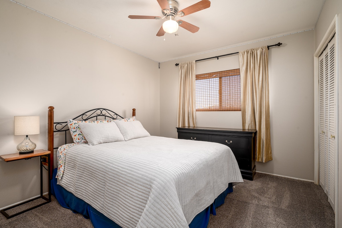 ห้องนอนกว้างขวางพร้อมเตียงขนาดควีนไซส์