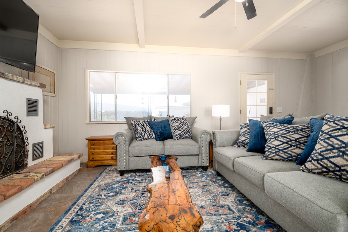 ห้องนั่งเล่นที่ยอดเยี่ยมพร้อมเตาผิงและทีวี