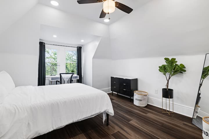 Hapësirë rrezatuese në dhomën e gjumit, një vend i përkryer për t 'u çlodhur.