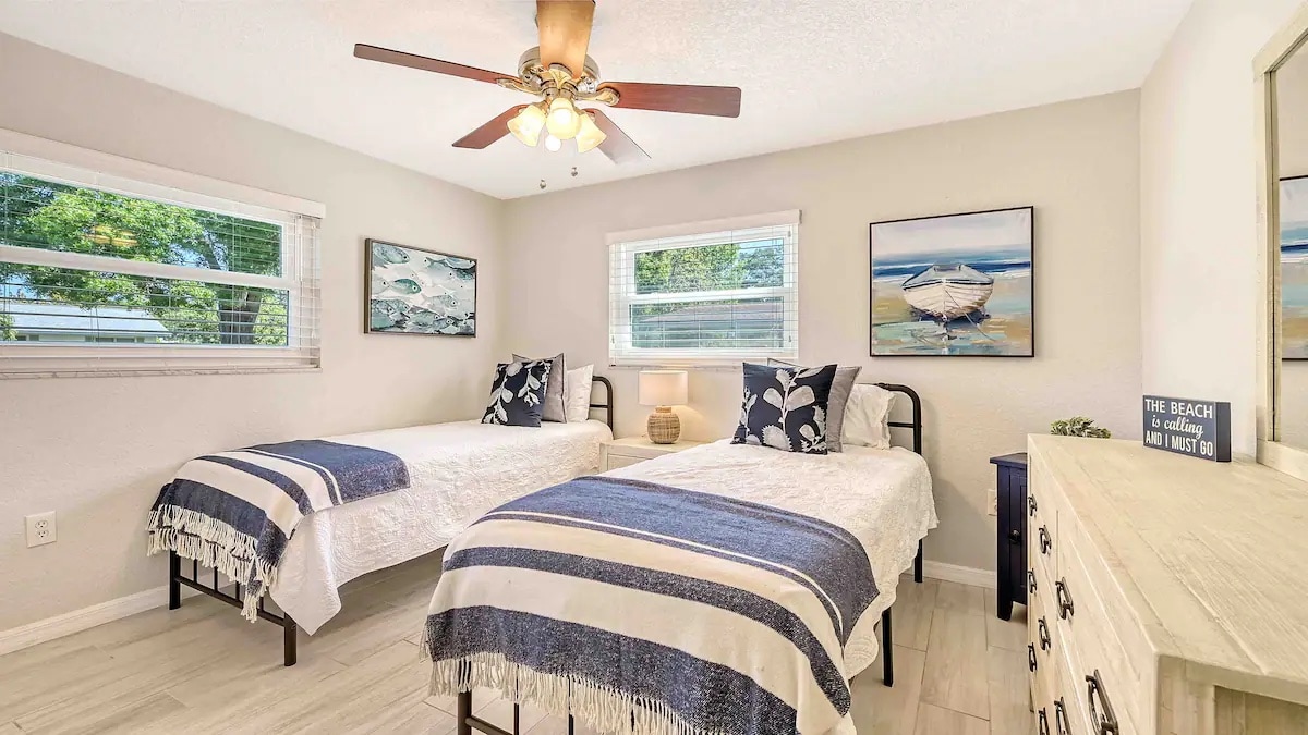 Chumba cha kulala cha wageni - vitanda viwili viwili vya ukubwa