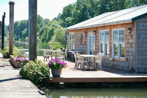 Batwater Station Houseboat on the Columbia River