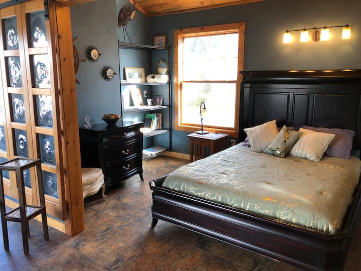 There are 2 beds in the houseboat.  They  include a queen size bed and full size bed.