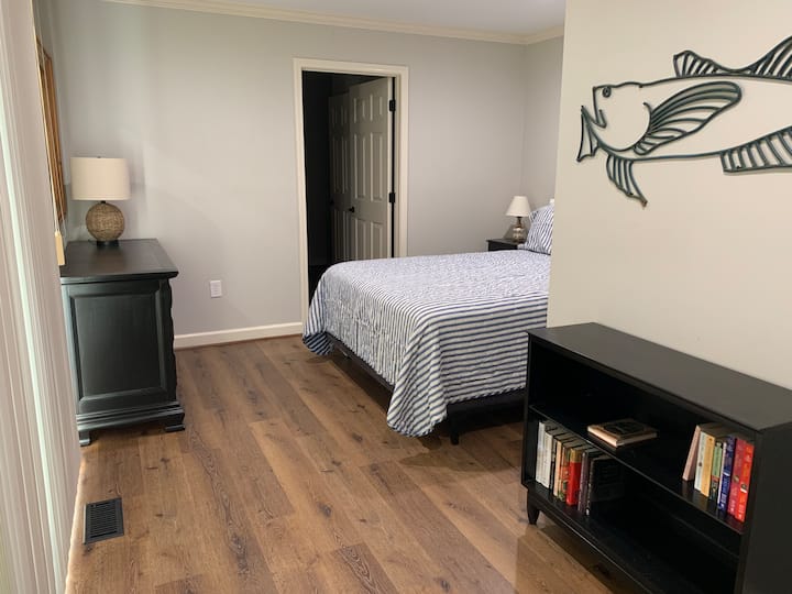 Slaapkamer 4 met toegang tot het terras