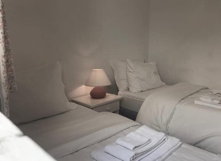 卧室3 -配有2张床，内置在墙上，有3扇门。 窗户宽敞，可通往室内庭院。
客房旁边有厕所，全功能。
卧室3 -墙上有2张床和衣柜，有3扇门。 宽敞，窗户通往室内露台 