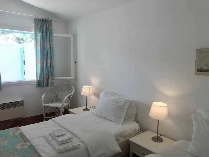 入口房间1-配有2张床，壁橱内设有3扇门。 客房
旁边有宽敞的厕所，全套厕所。

入口房间1-配有2张床和衣柜，墙上有3扇门。 卧室旁边有浴室。