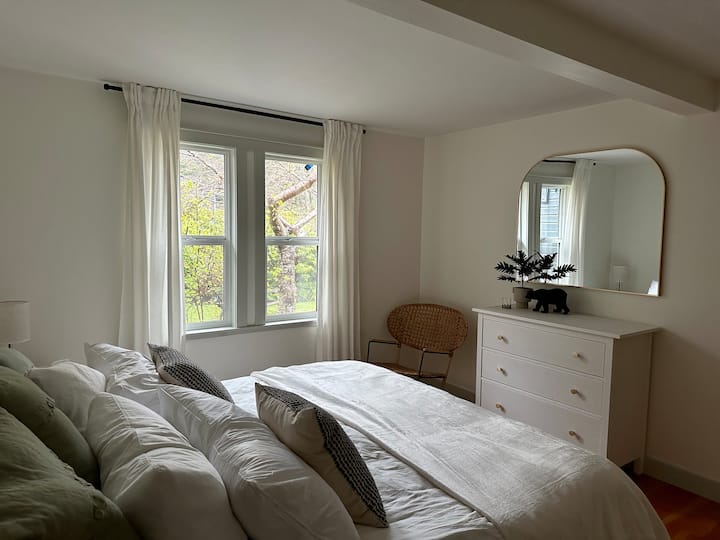 Segundo dormitorio con cama tamaño king, tocador, lámparas de contacto junto a la cama con puertos USB, silla y un gran vestidor que proporciona un lugar acogedor más oscuro para las siestas.  (Paquete/juego para niños pequeños disponible bajo solicitud).