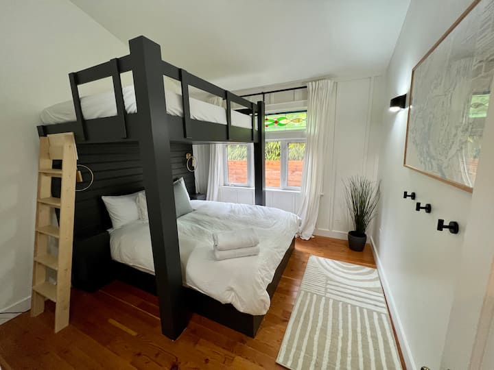 Litera con reinas, ideal para 2 adultos o hasta 4 niños.