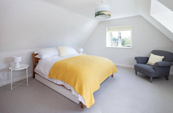 Dhomë gjumi kryesore me krevat dopio "king" dhe pamje nga kopshti