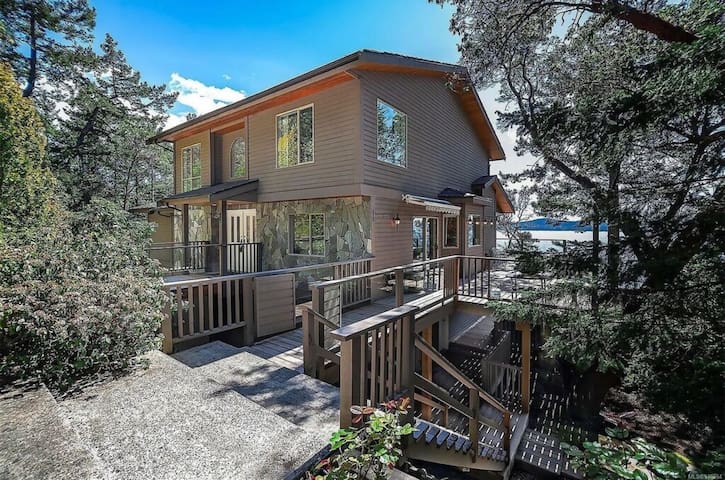 SaliHaven: Oceanfront 4Bedrooms 5Beds 3.5Bath