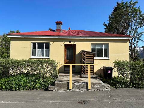 The Yellow Lodge. Cosy rustic apartment.