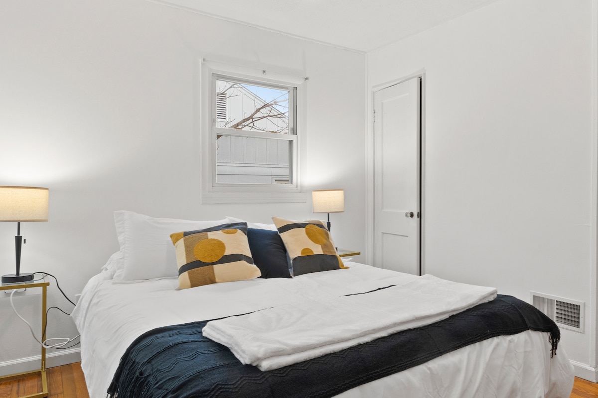 Საწოლი 152 × 203 სმ, ლეიბი, ჭერის ვენტილატორი, 2 ღამის გასათევი, 2 ნათურა, კარადა და კომოდი