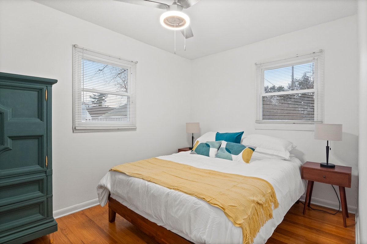 Საძინებელი დედოფლის ნექტარის მატრასით, ორი ტუმბო, ორი ნათურა, უჯრები და კარადა