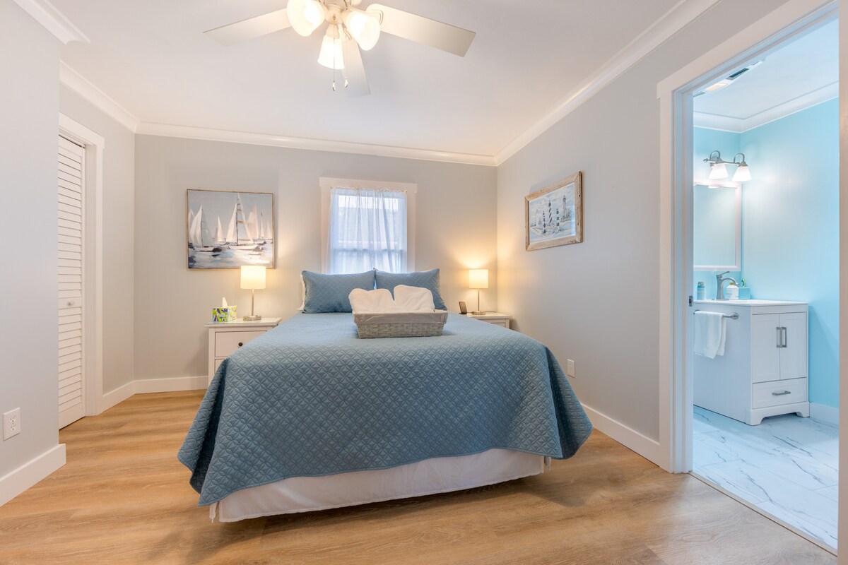 中间卧室；标准双人床