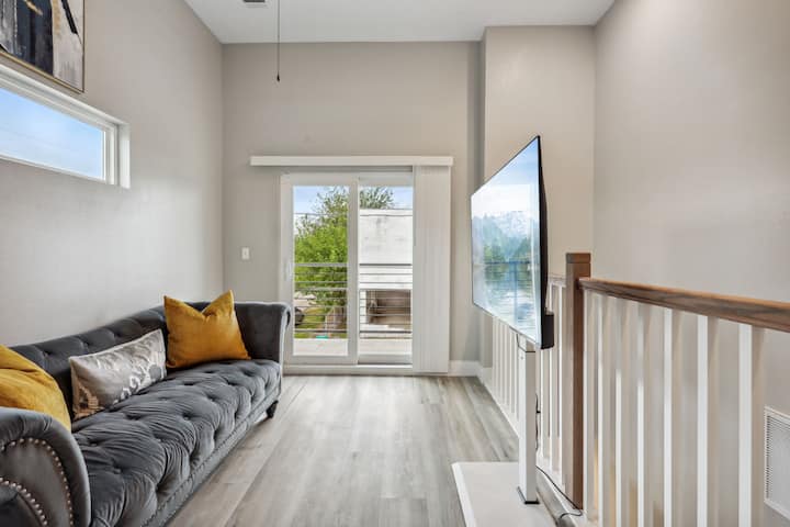 Relájate en el espacioso loft, equipado con un televisor Roku de 55 pulgadas con Netflix, HBO Max y Disney+. Presta atención a los niños mientras se relajan en la patio o disfrutan de un rato en solitario en este espacio versátil.