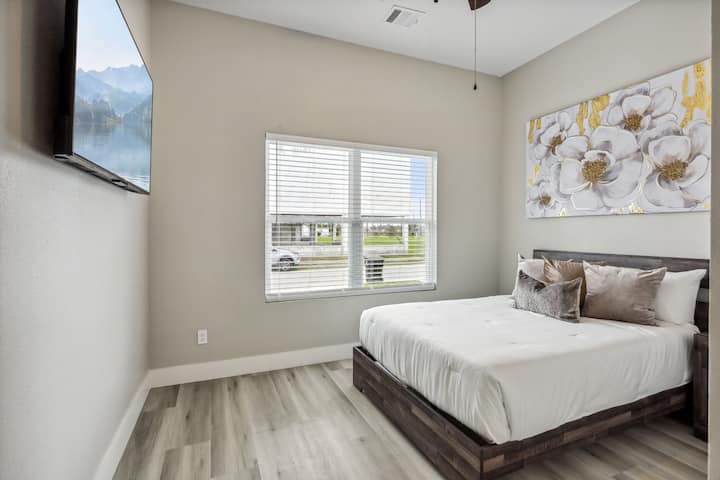 Duerme como la realeza en el dormitorio de invitados 1 cama completa, equipado con un colchón Zinus Green Tea Memory Foam. Relájate con un televisor Roku de 55 pulgadas. Netflix, HBO Max y Disney+ están disponibles.