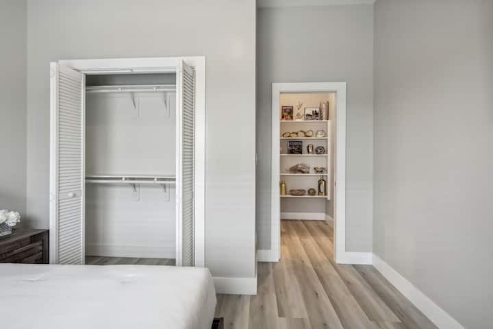 Date un descanso y sumérgete en una buena lectura de la estantería convenientemente ubicada frente al dormitorio de invitados 1.