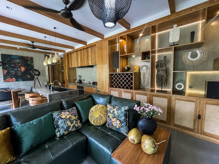 Jiko lenye nafasi kubwa + chumba cha kupumzikia.
Meza ya kulia chakula inakaa kwa starehe sita — inafaa kwa milo ya pamoja na mazungumzo marefu.