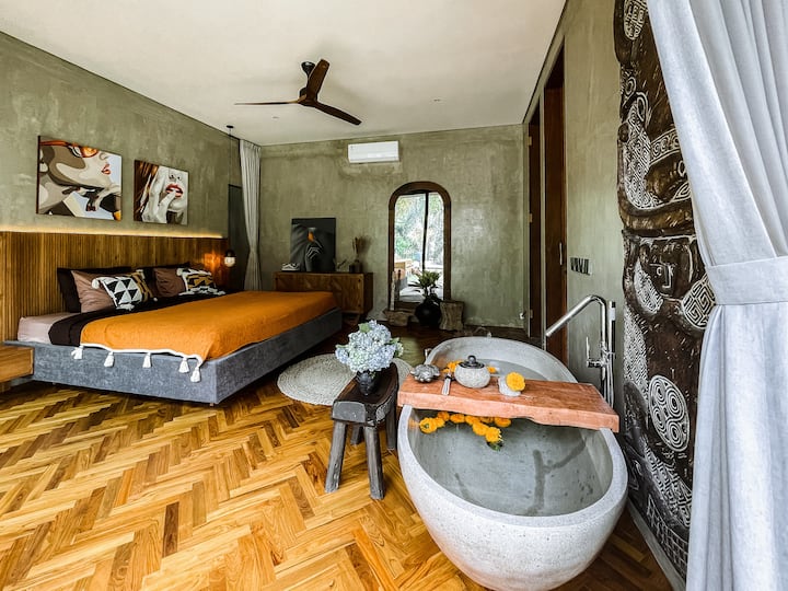 Jizamishe kwenye beseni letu la terrazzo lililotengenezwa kwa mikono (katika chumba kikuu cha kulala), lenye mandharinyuma ya msitu.