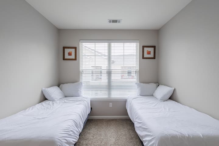 ห้องนอน 3 พร้อมเตียงแฝดไฟฟ้าแบบปรับเอนนอนได้ 2 หลัง 