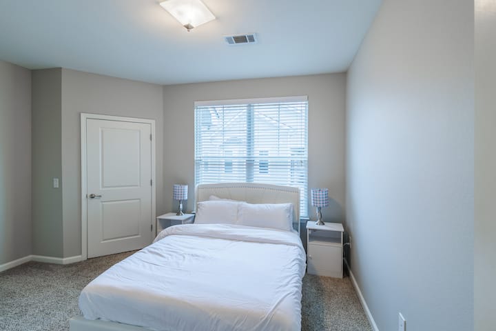 ห้องนอน 2 พร้อมเตียงควีนไซส์