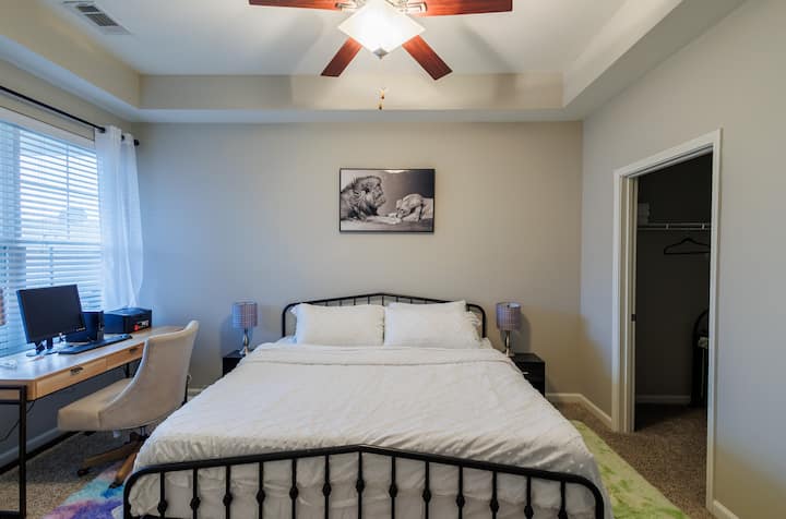 ห้องนอนใหญ่พร้อมเตียงคิงไซส์