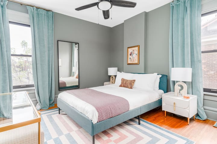 Deuxième étage | Chambre 4 | Lit queen size, espace de travail, placard avec cintres et porte-bagages