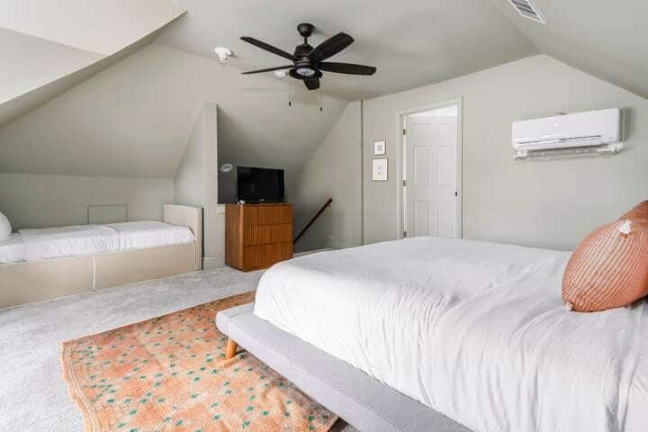 La chambre principale dispose d'un lit King Size, d'un lit jumeau, d'un banc de fenêtre de la taille d'un lit superposé pour caravane et d'une suite de salle de bain.