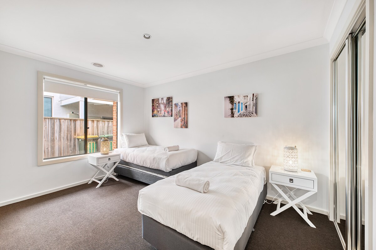 Ორადგილიანი საძინებელი ერთი საწოლით