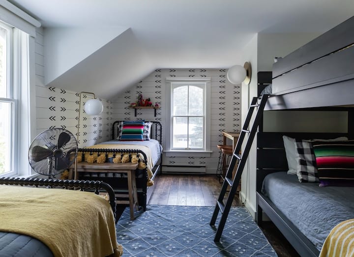 Chumba cha ghorofa ya 2 kina vitanda 4 pacha na vitanda viwili viwili