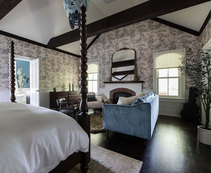 Chumba kikubwa cha kulala cha msingi chenye makabati mawili ya kutembea na bafu la chumbani