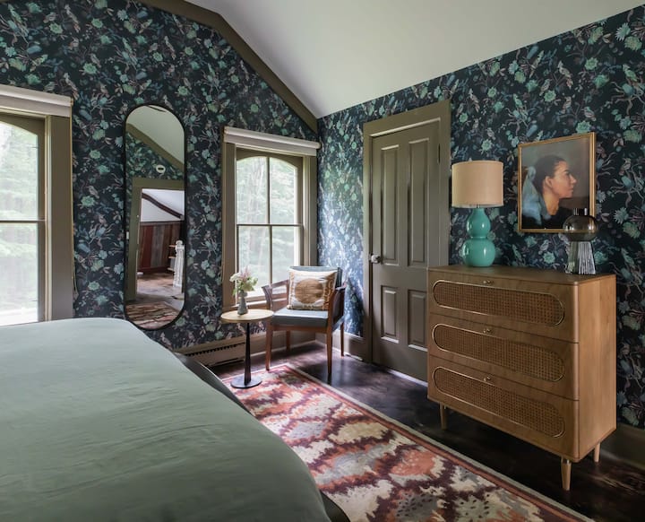 Chumba cha kulala cha wageni cha ghorofa ya pili kilicho na kitanda aina ya California king.