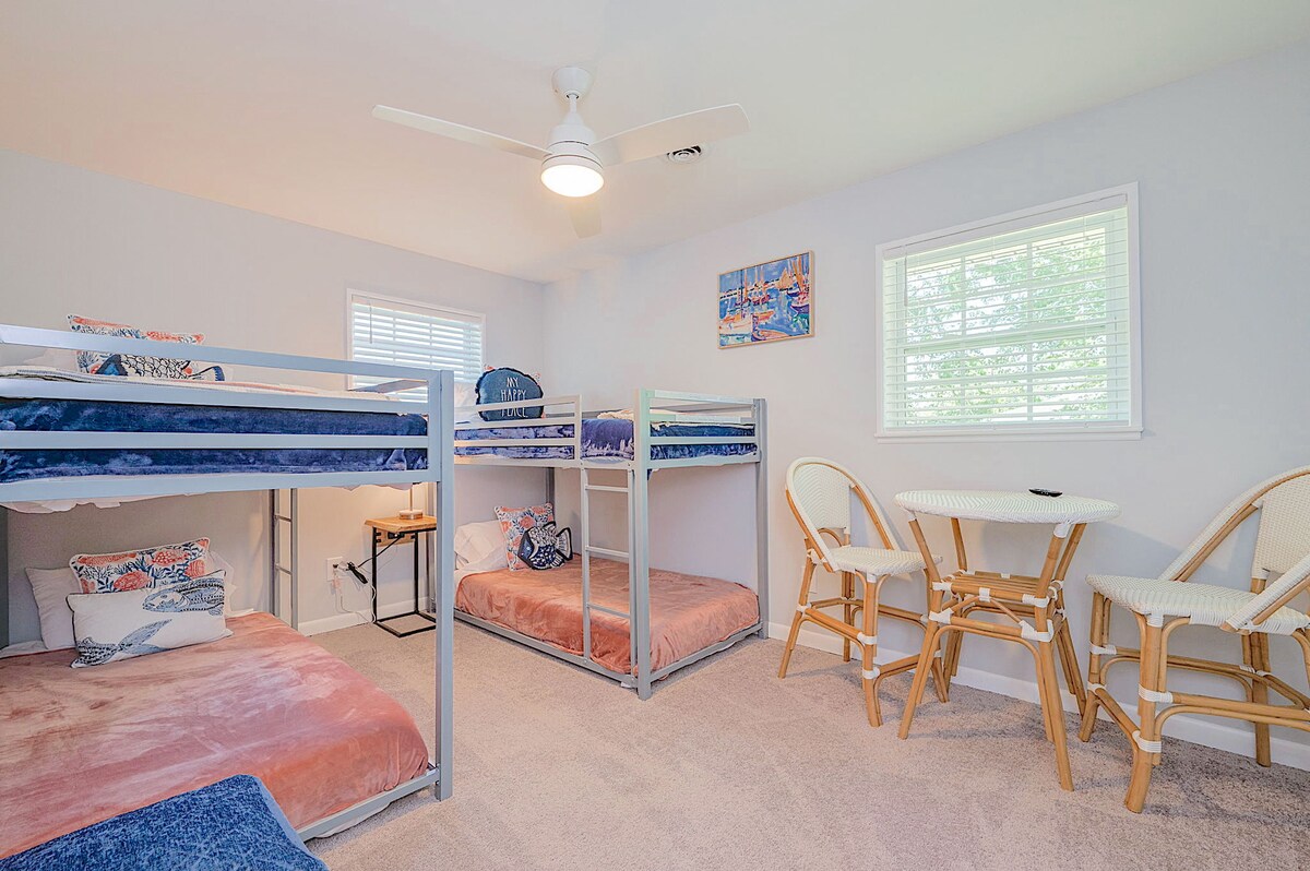 2 מיטות קומתיים.  חדר נהדר לחופשה של ילדים!