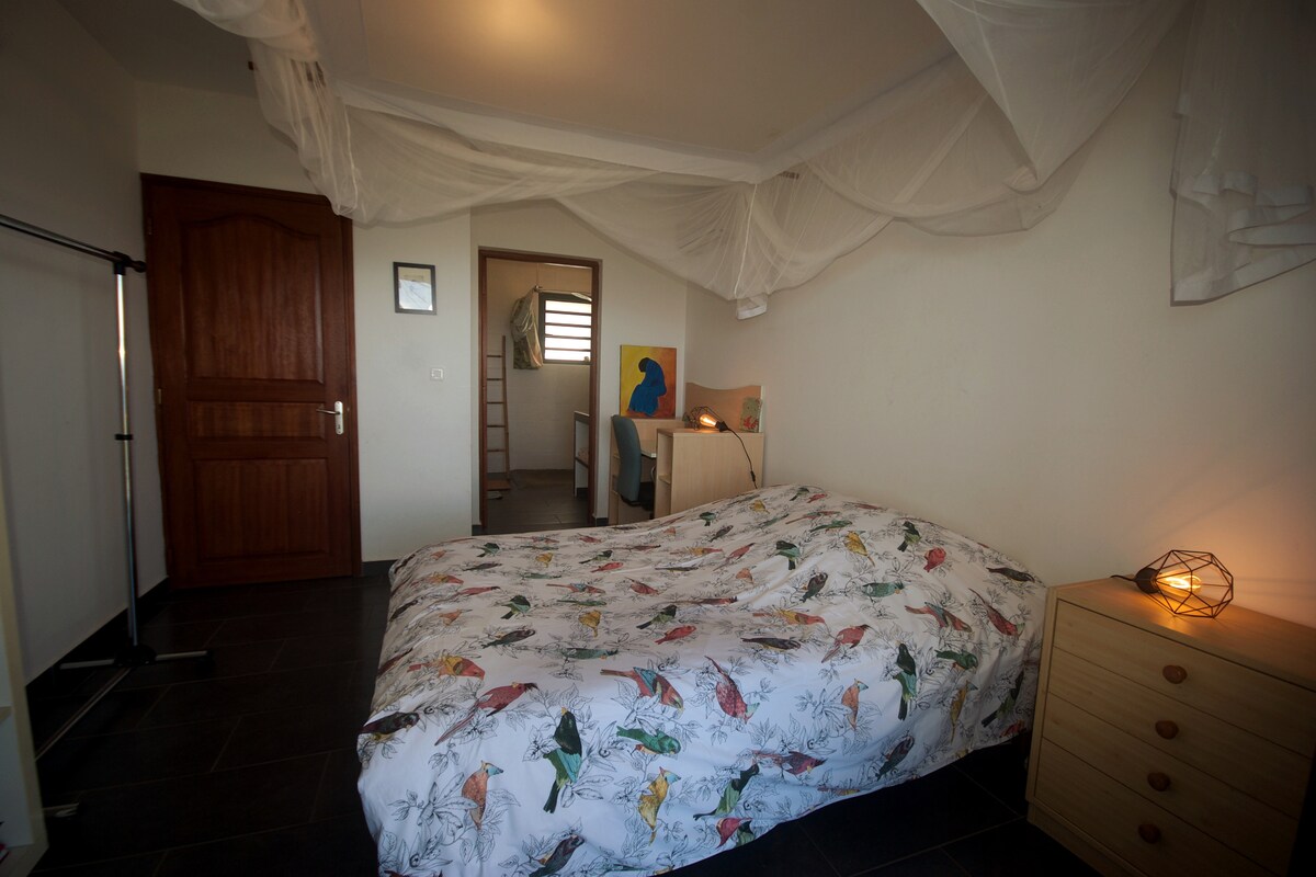 Chumba bora chenye chumba cha kuogea na mwonekano wa bahari.