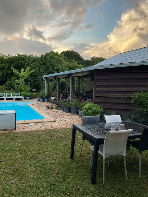 Chalet for 2 people, pool and exotic garden